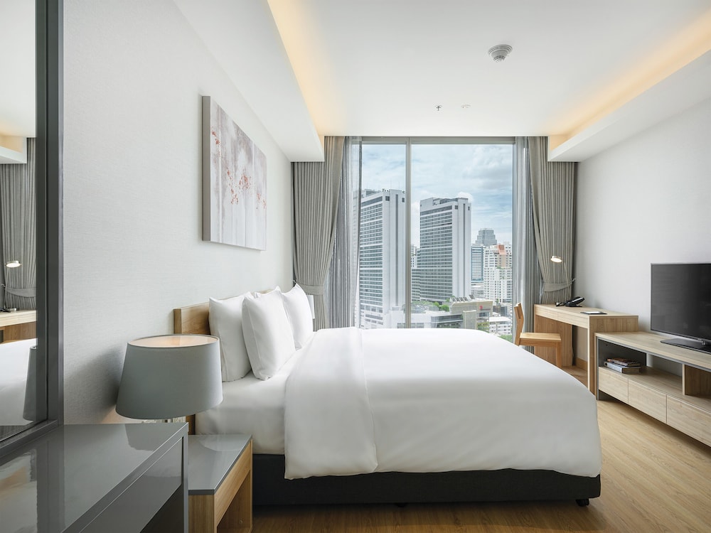 Oakwood Suites Bangkok 26/42