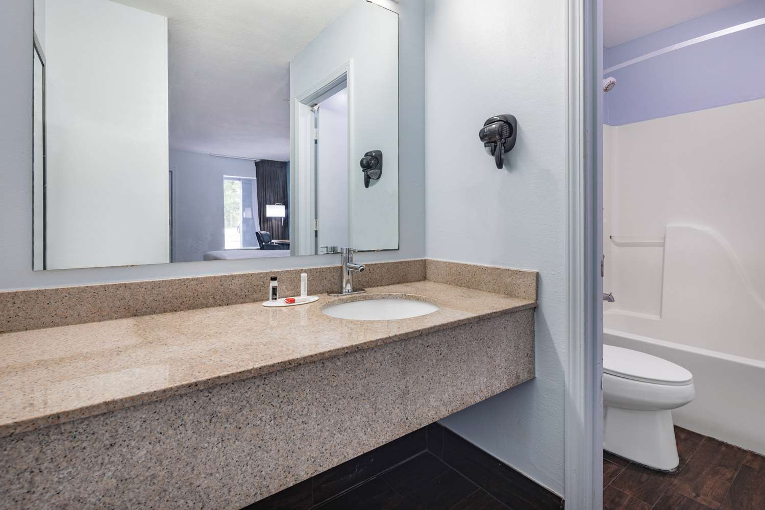Days Inn by Wyndham Pensacola I-10 32/34