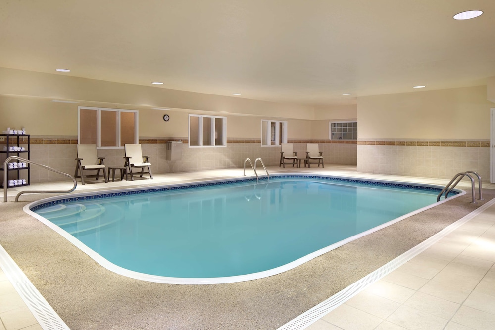 Country Inn & Suites by Radisson, Champaign North, IL 2/23