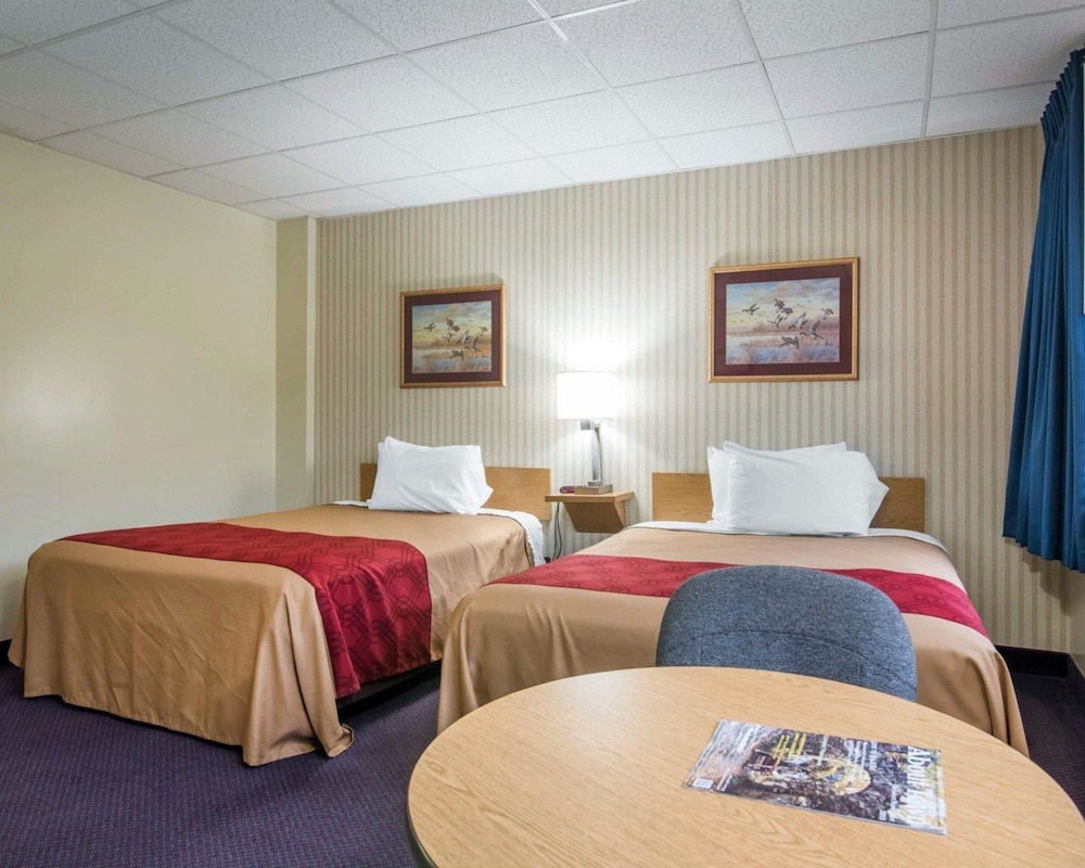 Econo Lodge Manchester, NH 14/28