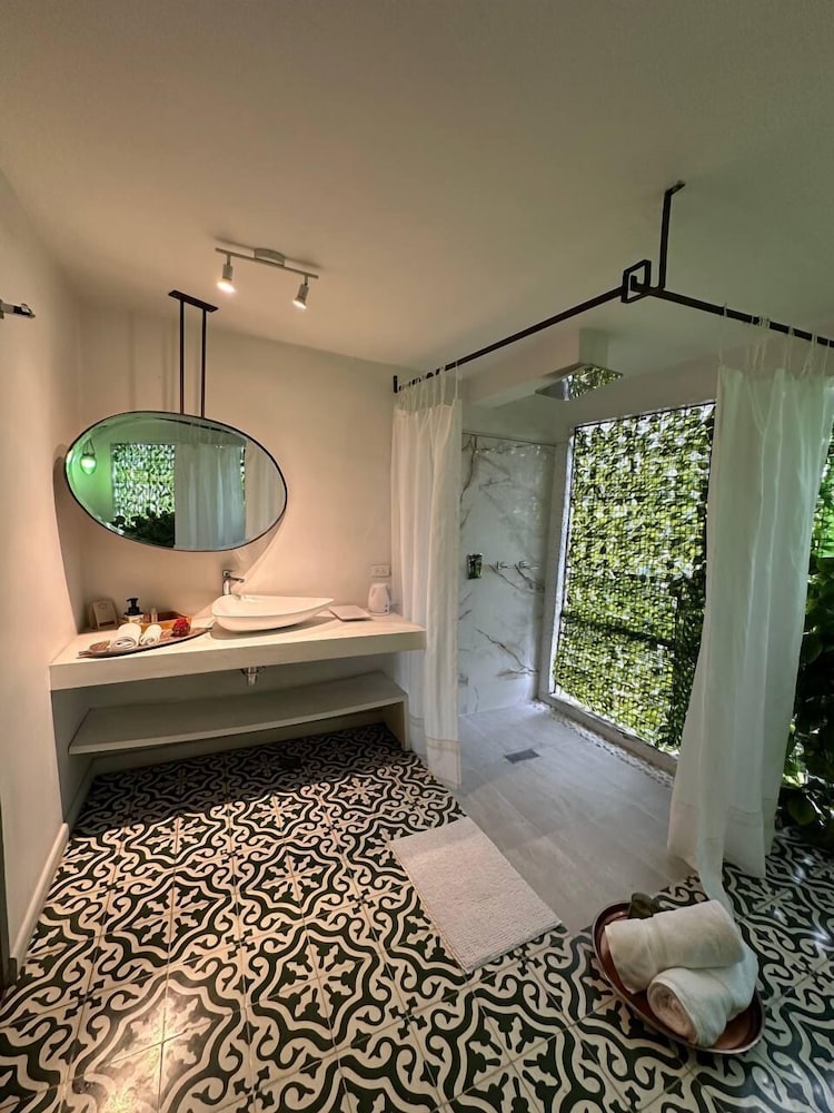 LECLERC HOTEL BOUTIQUE 43/70