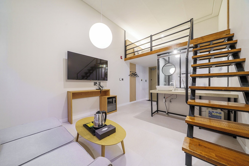 Malu Hotel 52/72