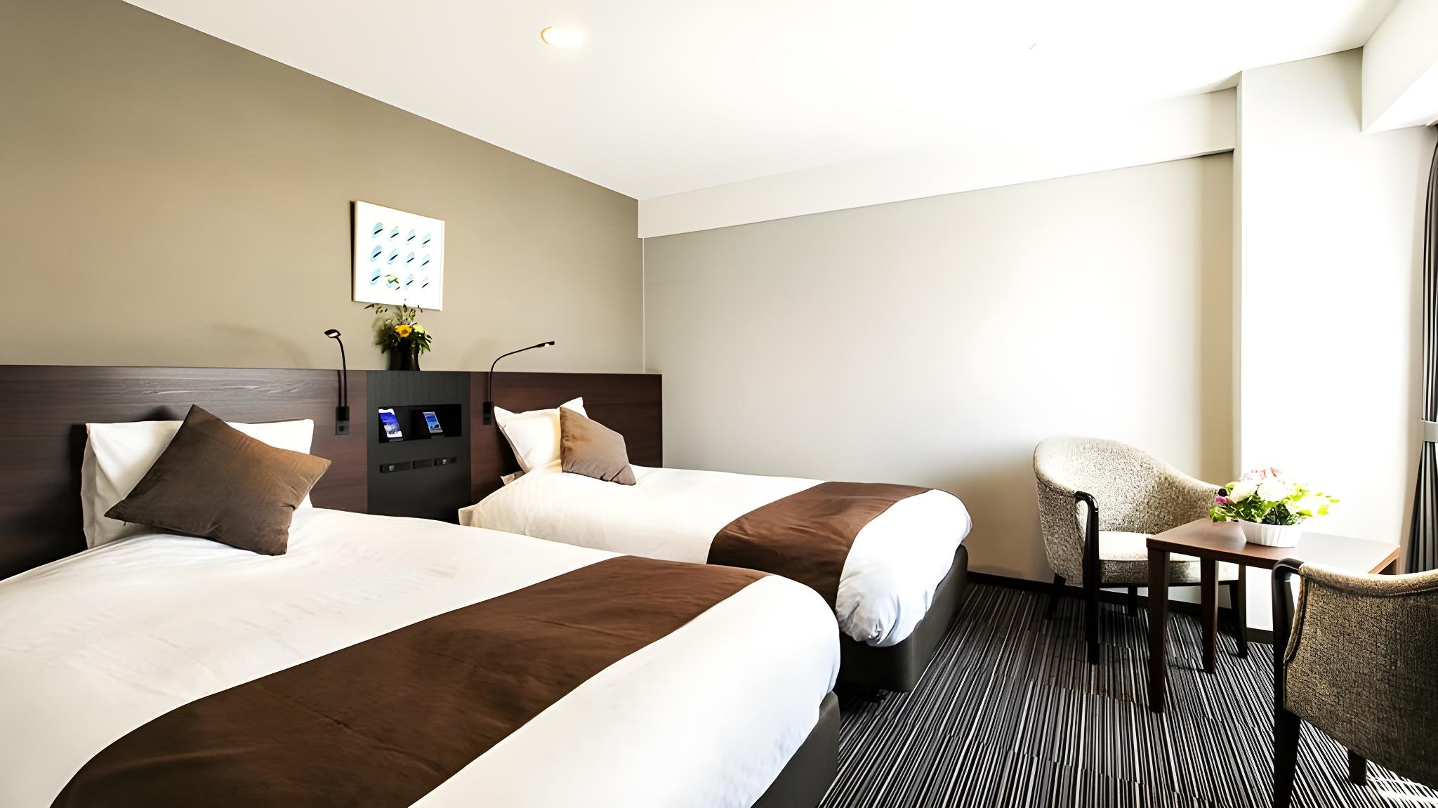 Renovated, Hollywood, Twin Beds