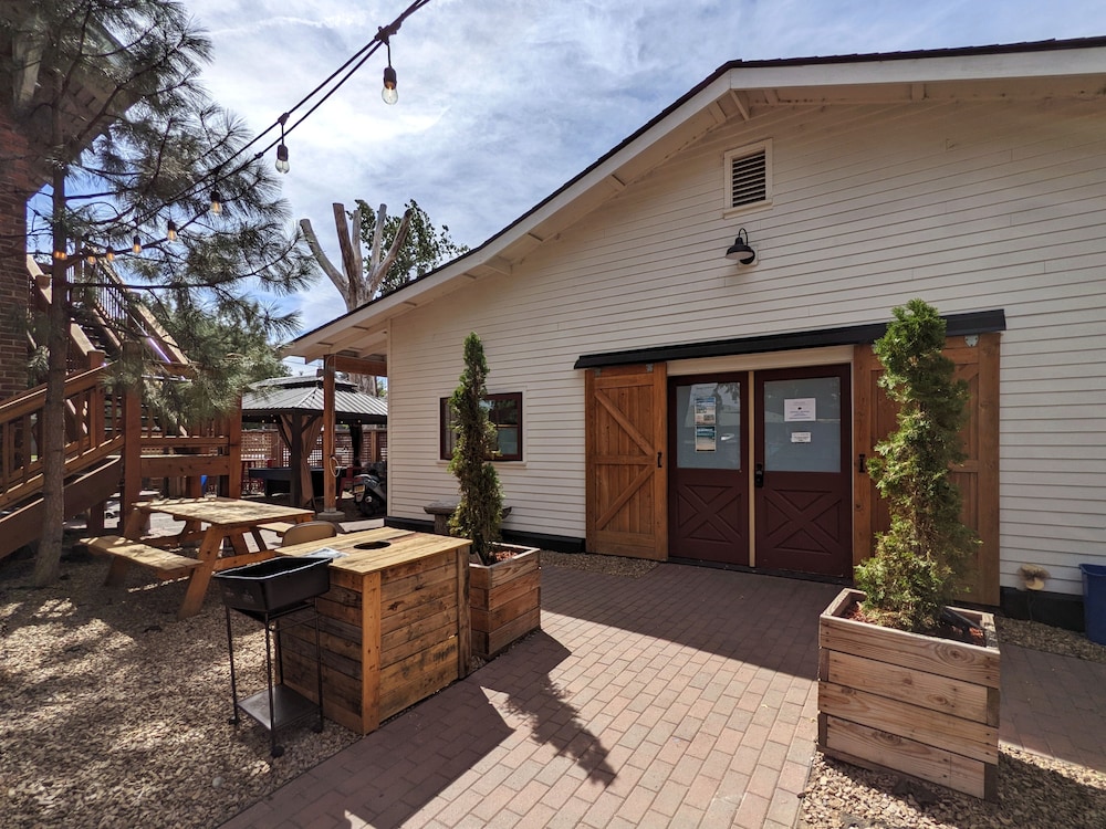Bunk & Brew Historic Lucas House 3/71