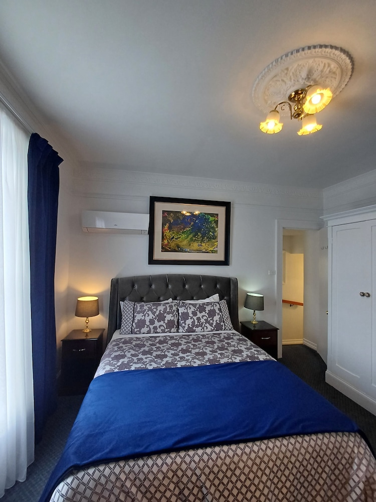 BUSINESS, QUEEN BED