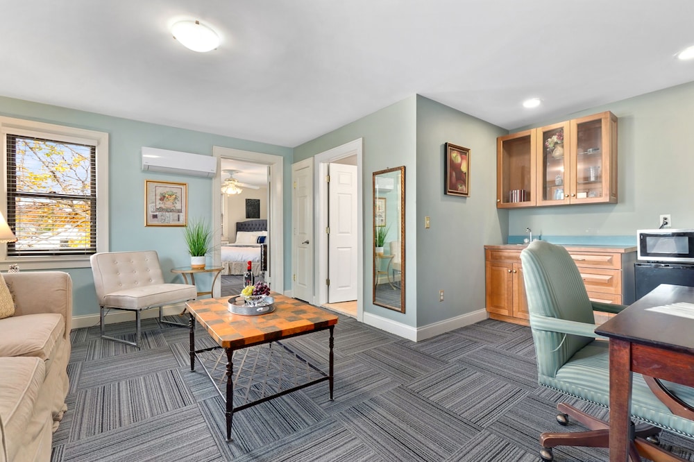 The Summit Debary Inn 33/44