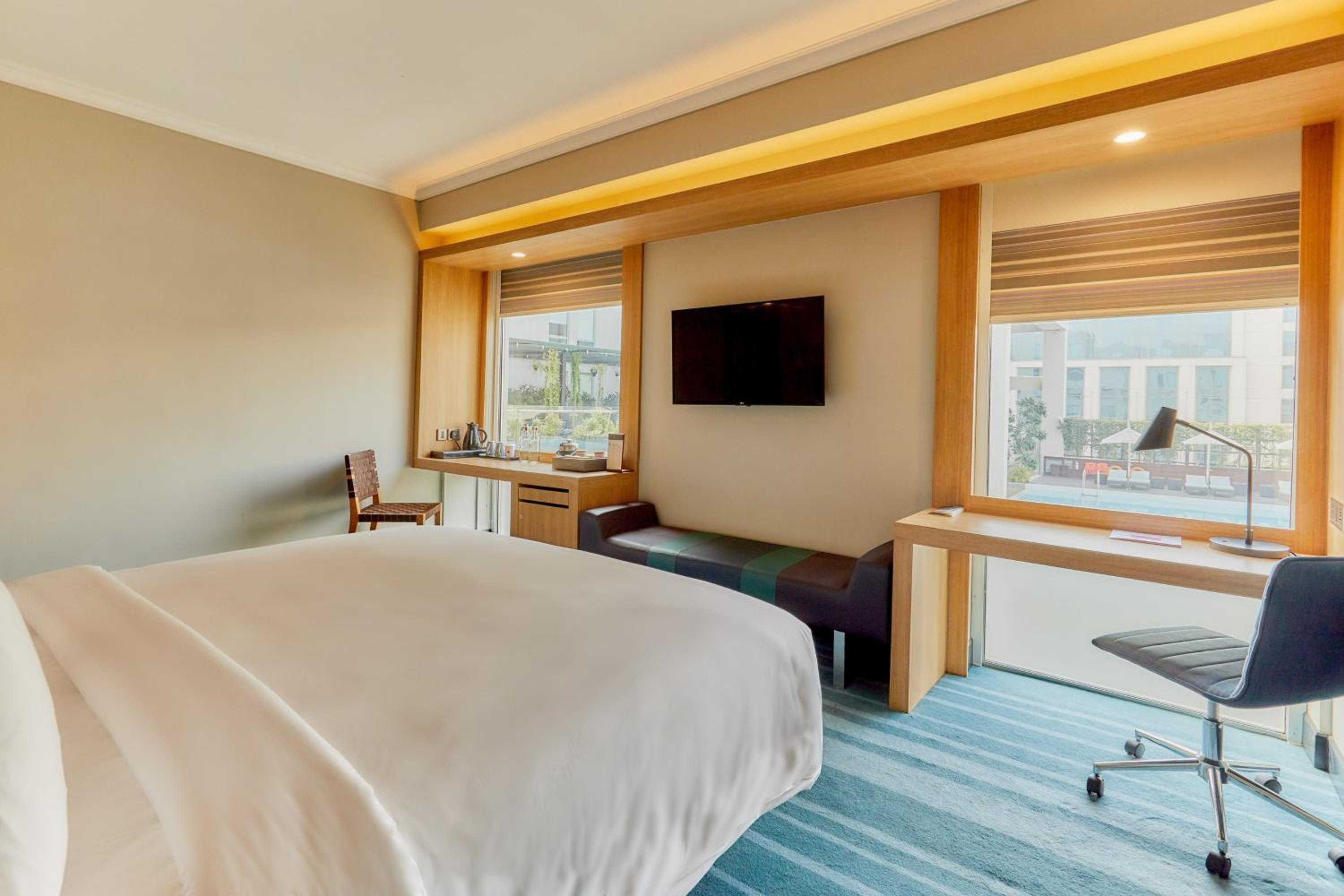 Aloft, King Bed, High Floor