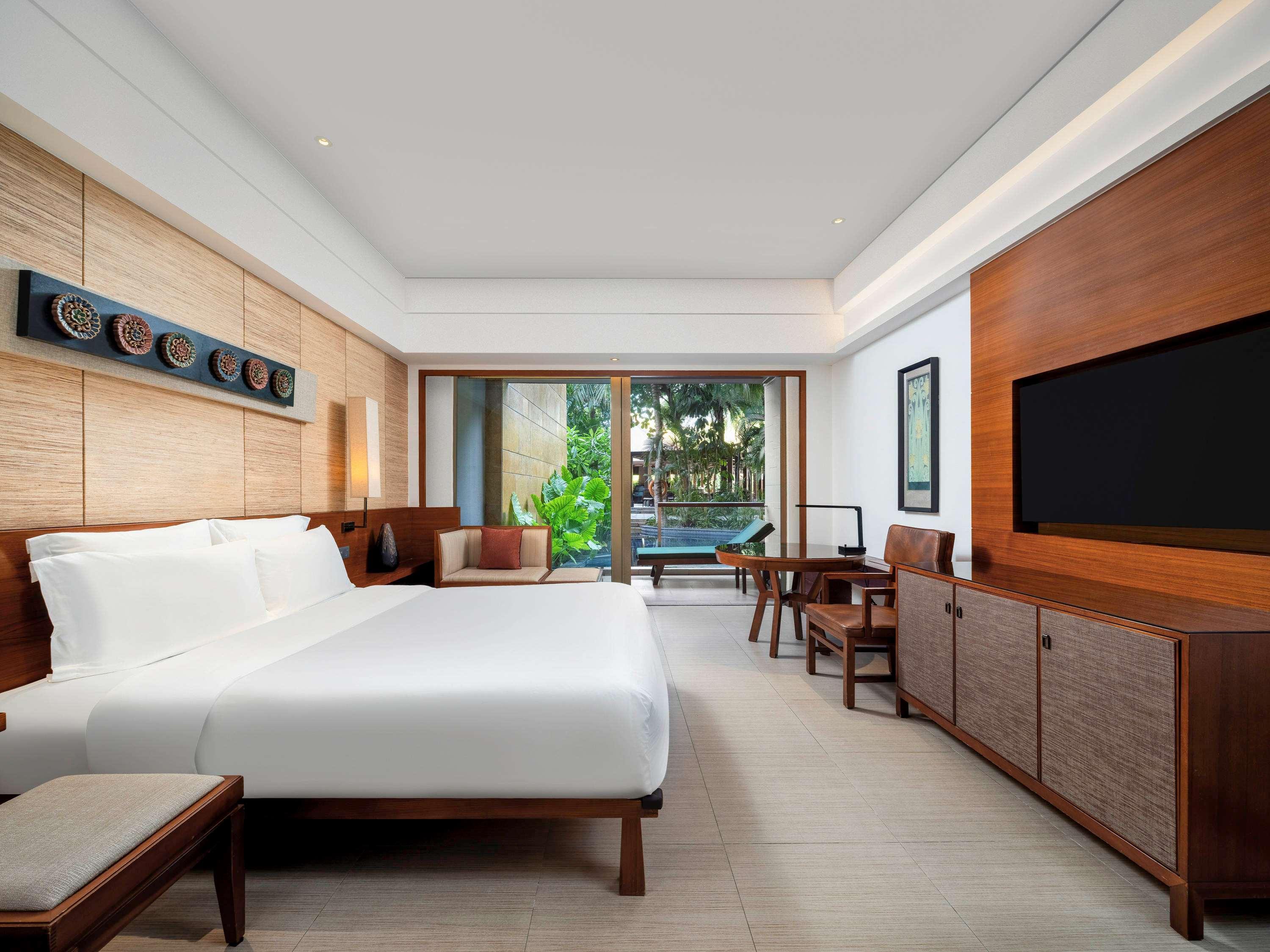 Deluxe, King Bed, Pool Access