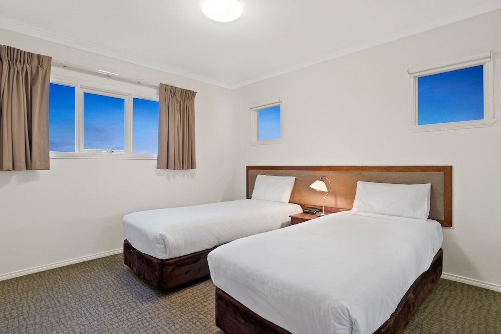MainStay Suites Kew 18/60