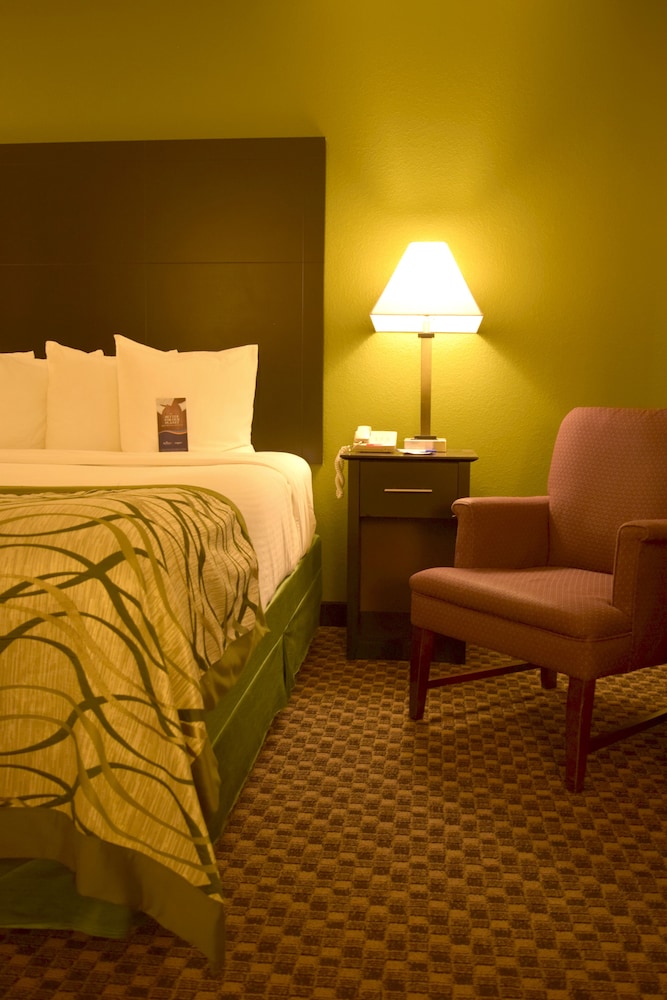 Baymont By Wyndham Holland 10/26
