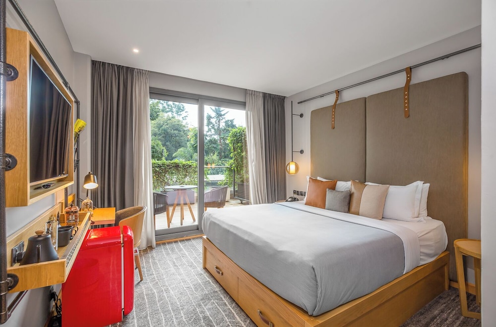 DELUXE, QUEEN BED, BALCONY