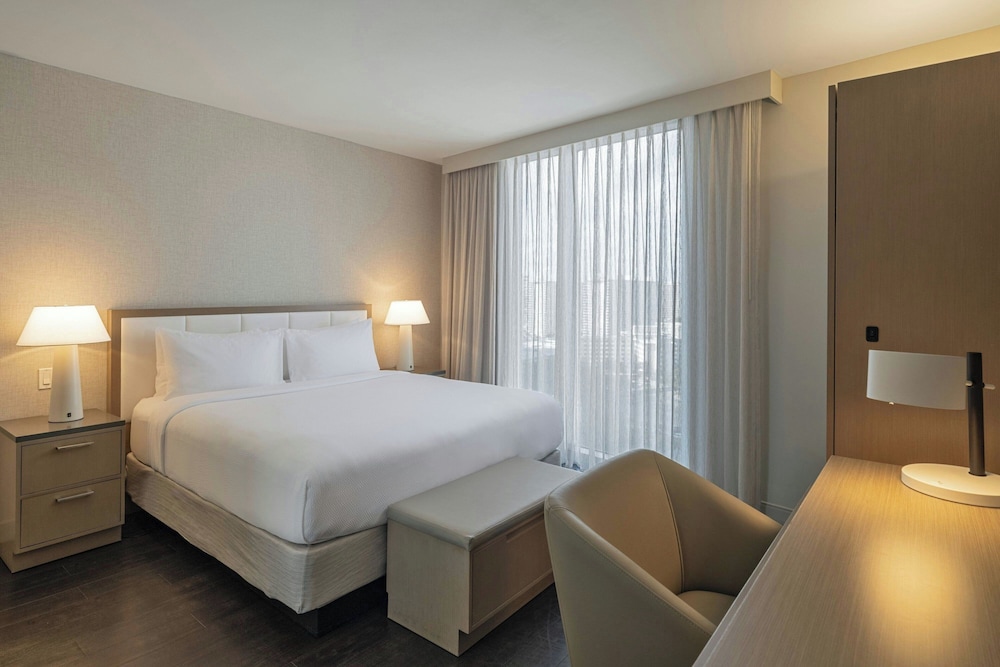 STUDIO, KING BED, ACCESSIBLE