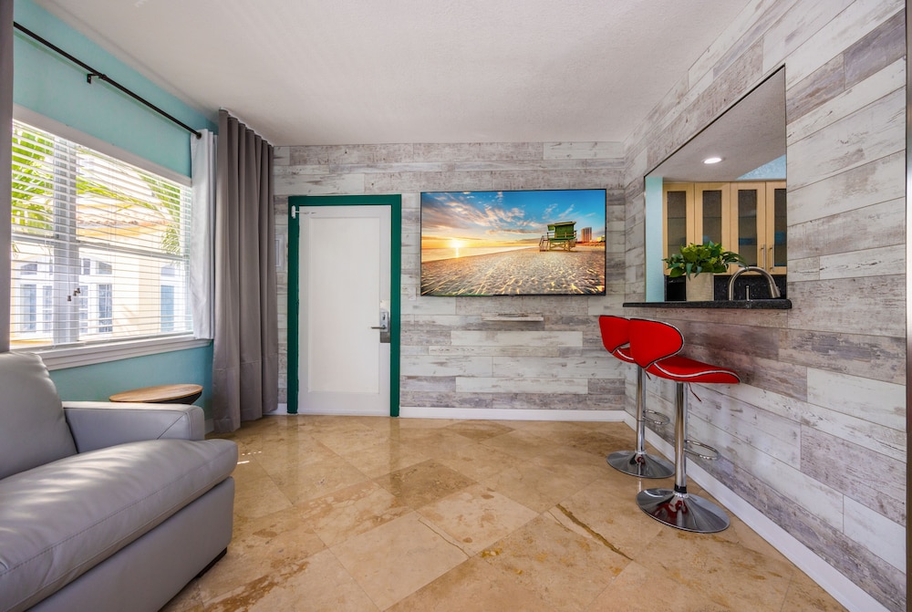 SUITES ON SOUTH BEACH 43/65