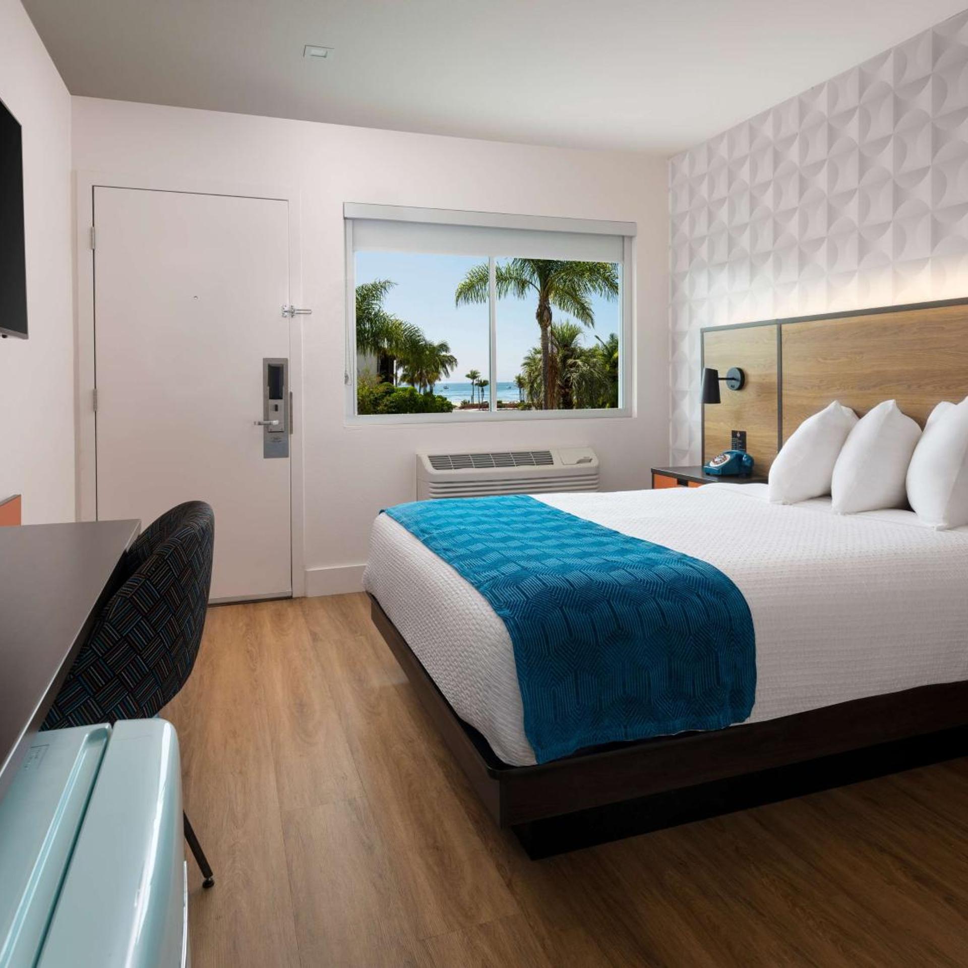 Deluxe, Queen Bed, Outdoor Pool، Motel6 Santa Barbara, CA - Beach 2/6