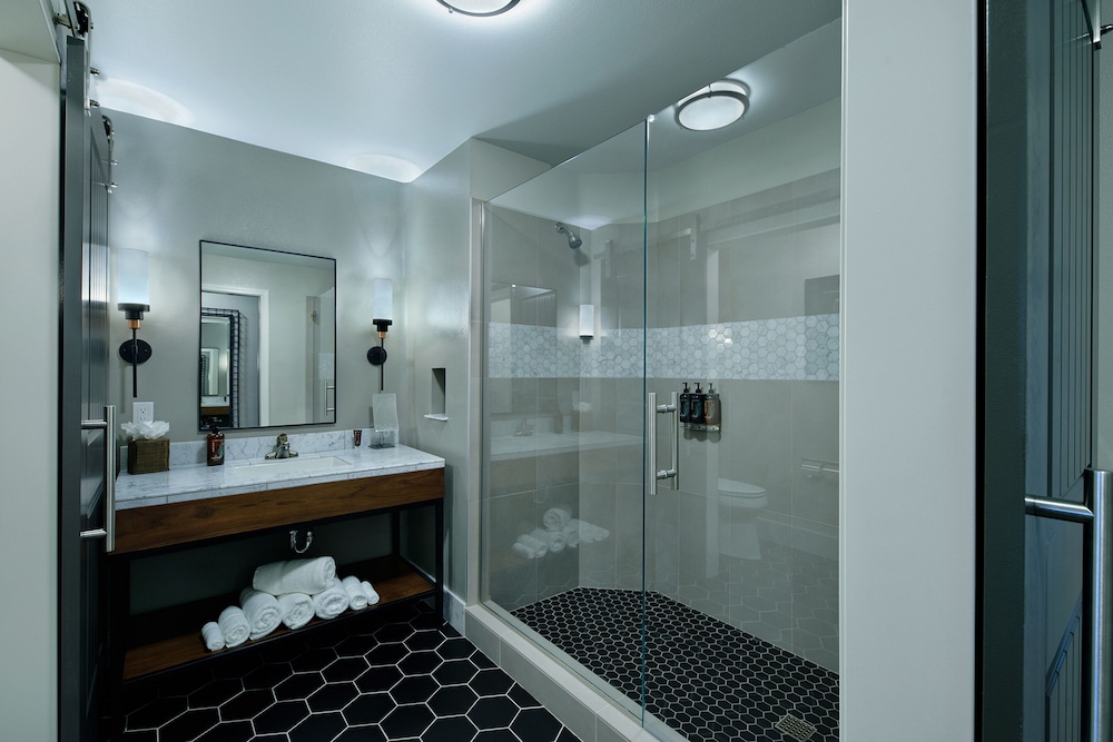 Oxford Suites Paso Robles 53/54