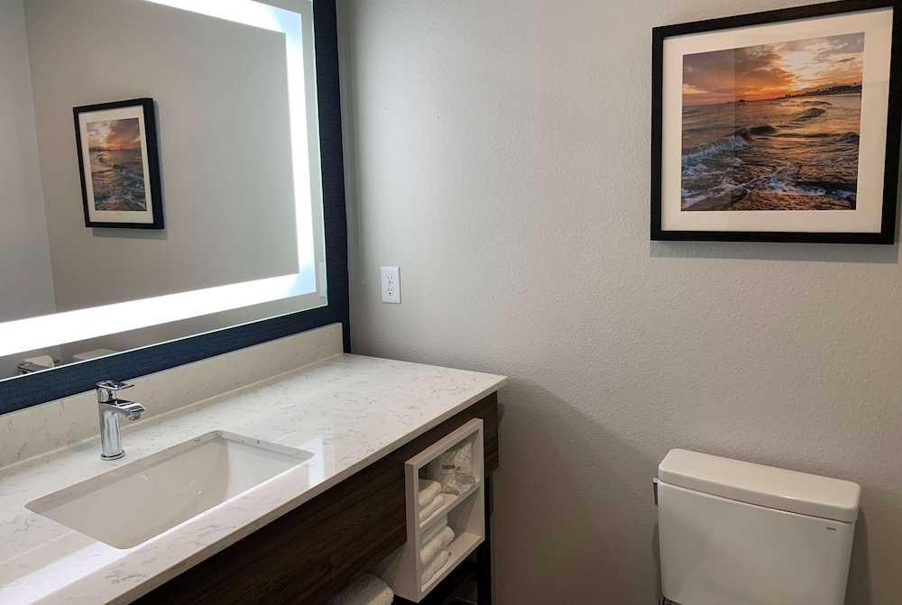 La Quinta Inn and Suites by Wyndham Galveston North at I-45 25/28