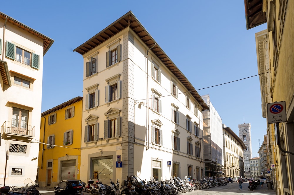 Arnobio Florence Suites 30/34