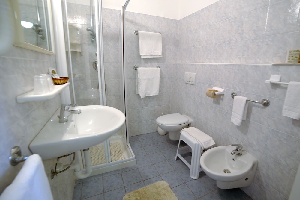 HOTEL MAYOLA 72/73
