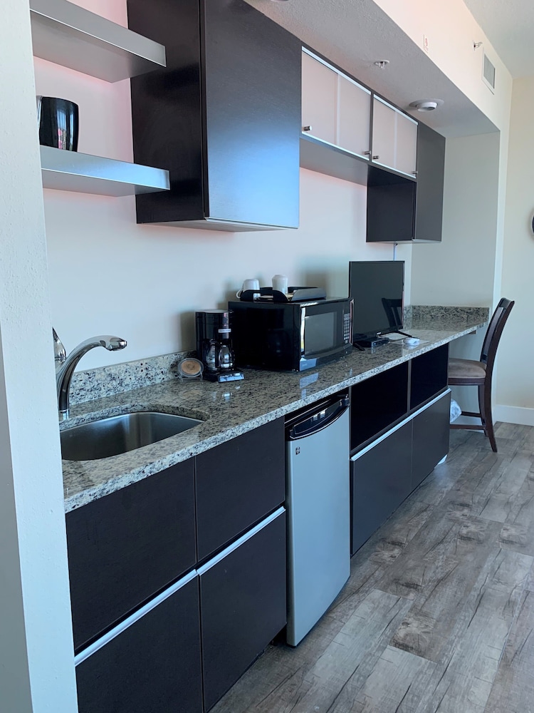 South Beach Hotel Suites 22/28
