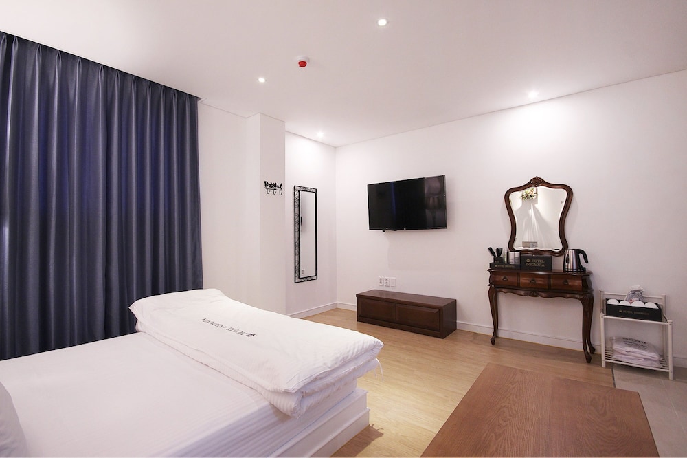 غرفة بريميوم بسرير كوين، Hotel Insomnia 6/10