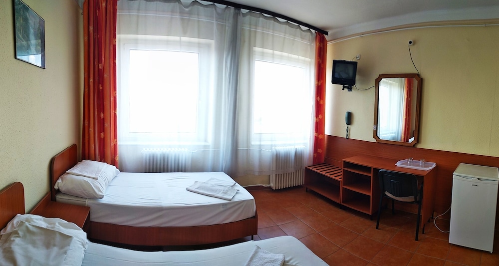 ROOM, DOUBLE BED