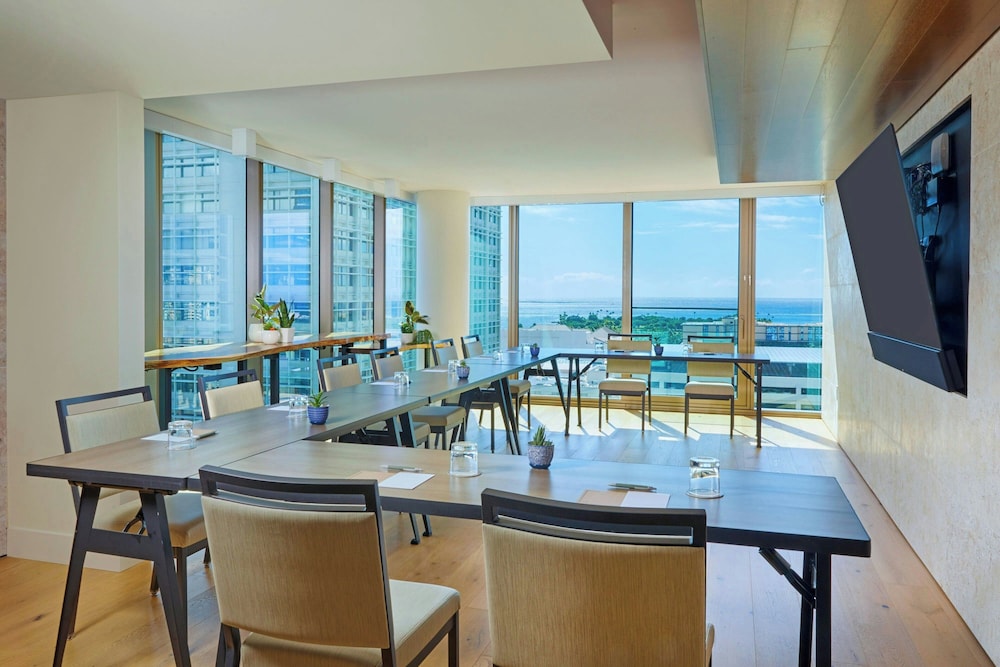 Renaissance Honolulu Hotel & Spa 53/67