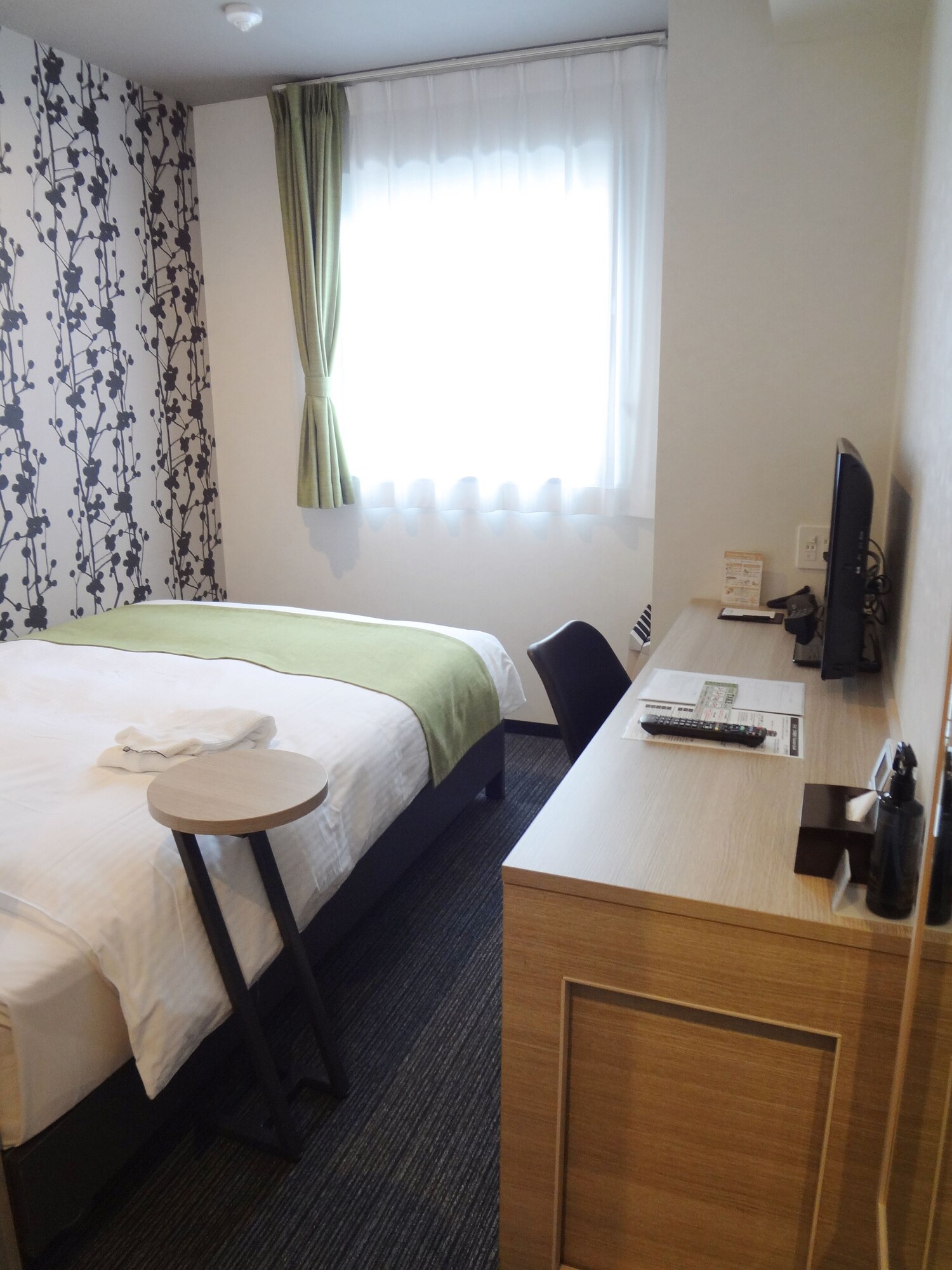 ROOM, SINGLE