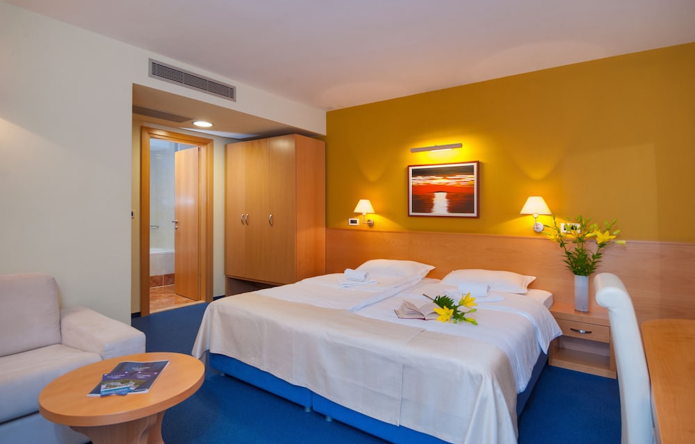 Hotel Saudade 25/76