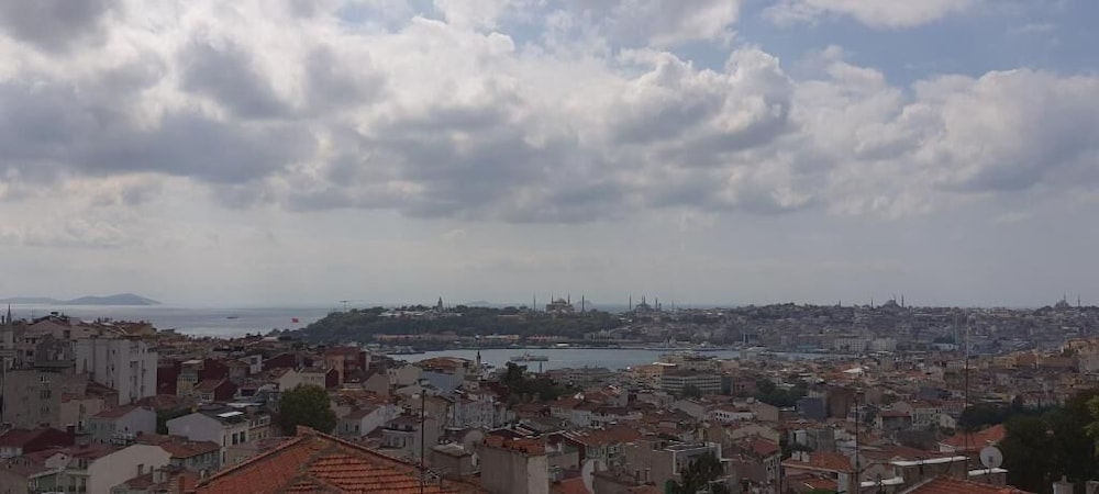 Corinne Hotel 40/50