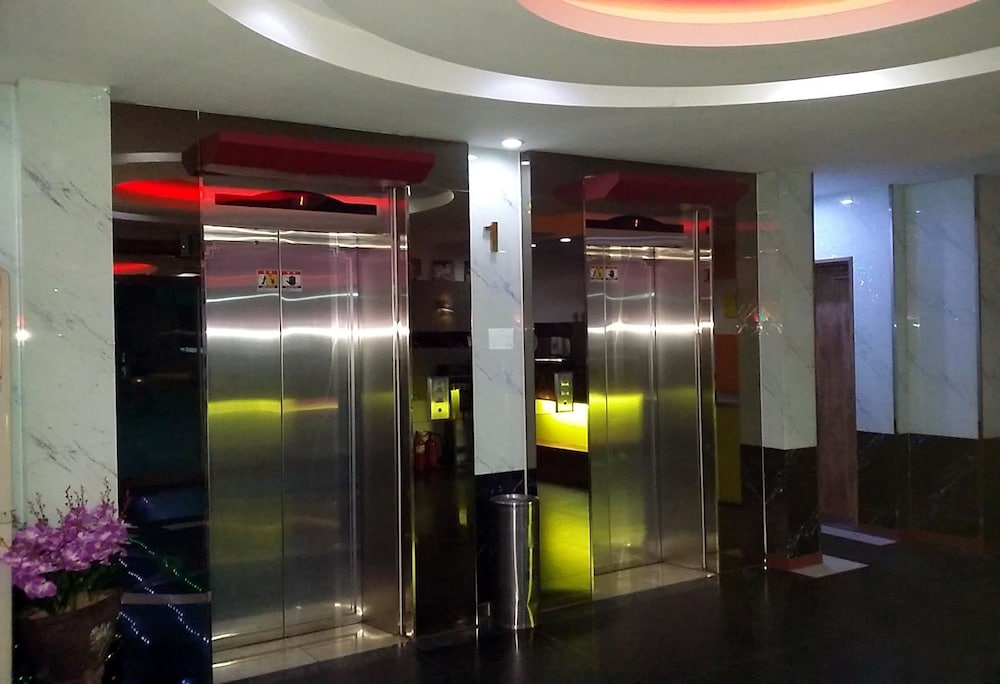 Sky Hotel 4/21