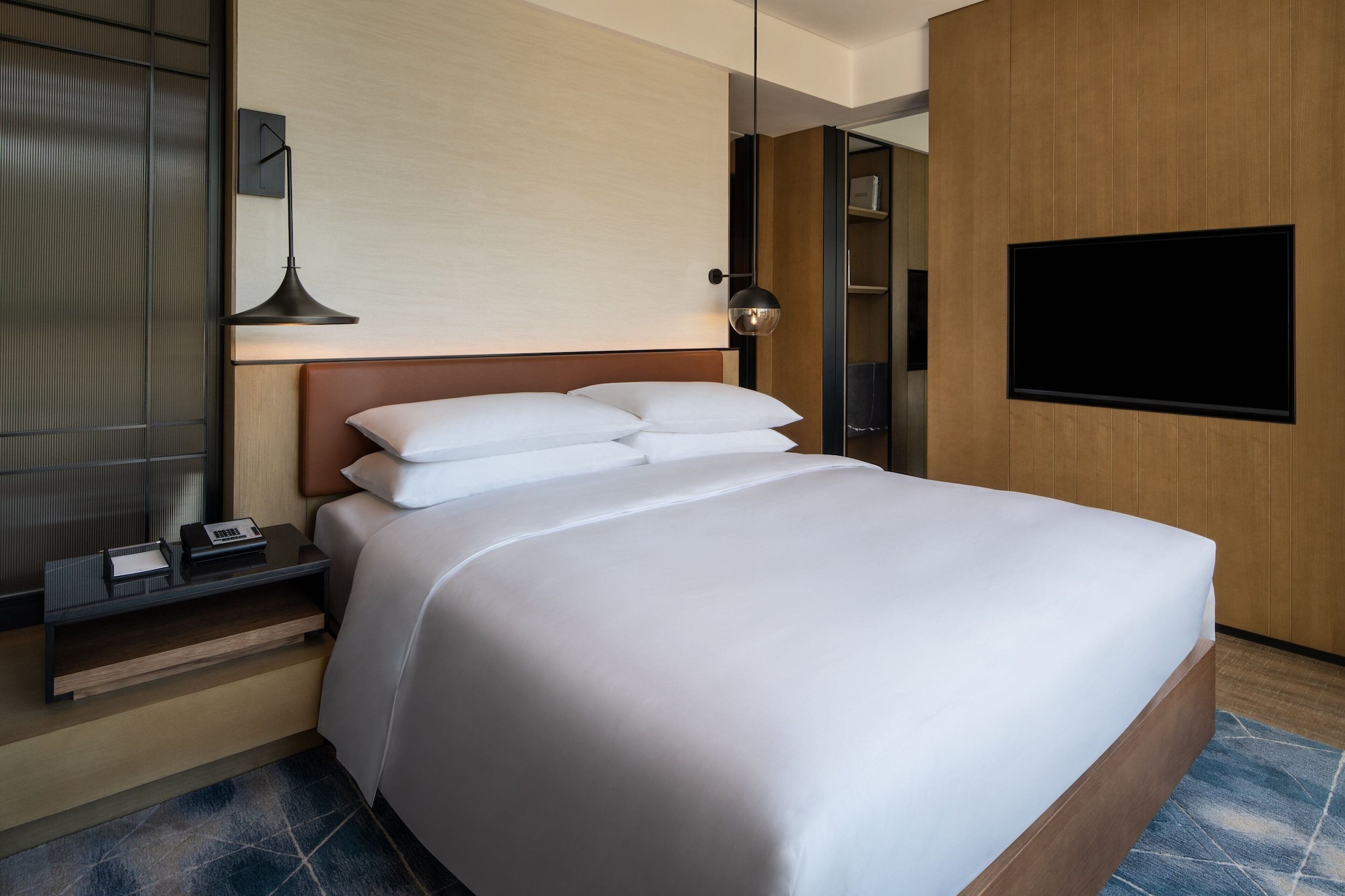 Studio, King Bed, Mountain View