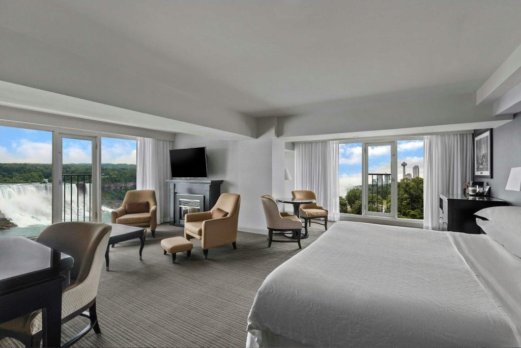 Junior Suite, King Bed, Us Falls View, Falls View, Sofa, Low Floor, Corner