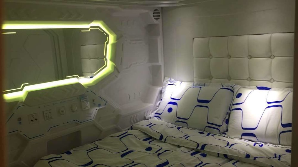 Space Capsule Hotel 32/32