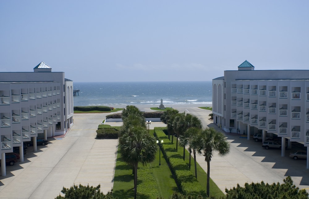 Casa Del Mar Beachfront Suites 17/82