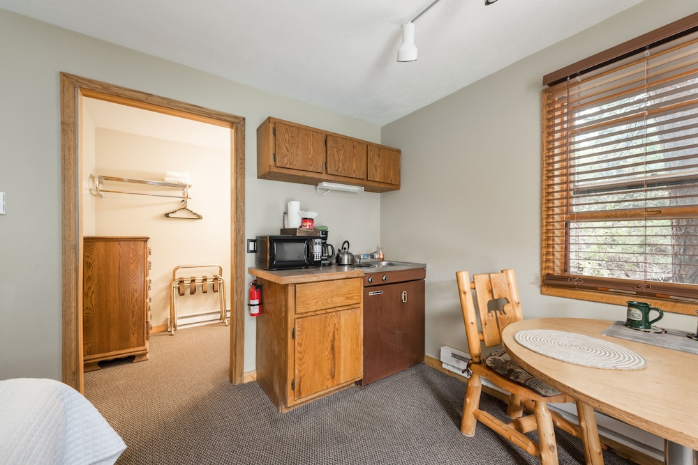 4 Seasons Inn on Fall River 52/76