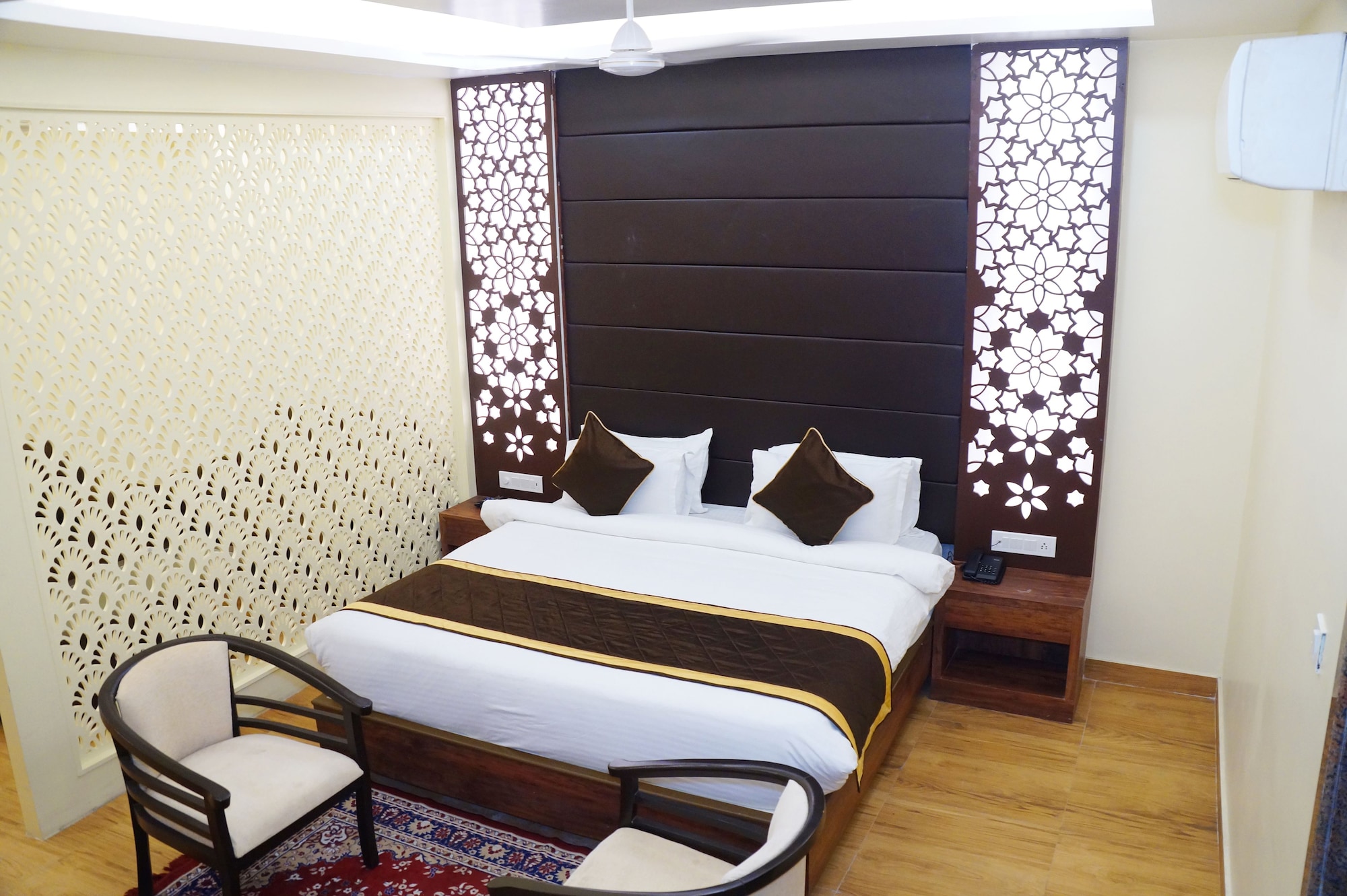 LUXURY, SUITE