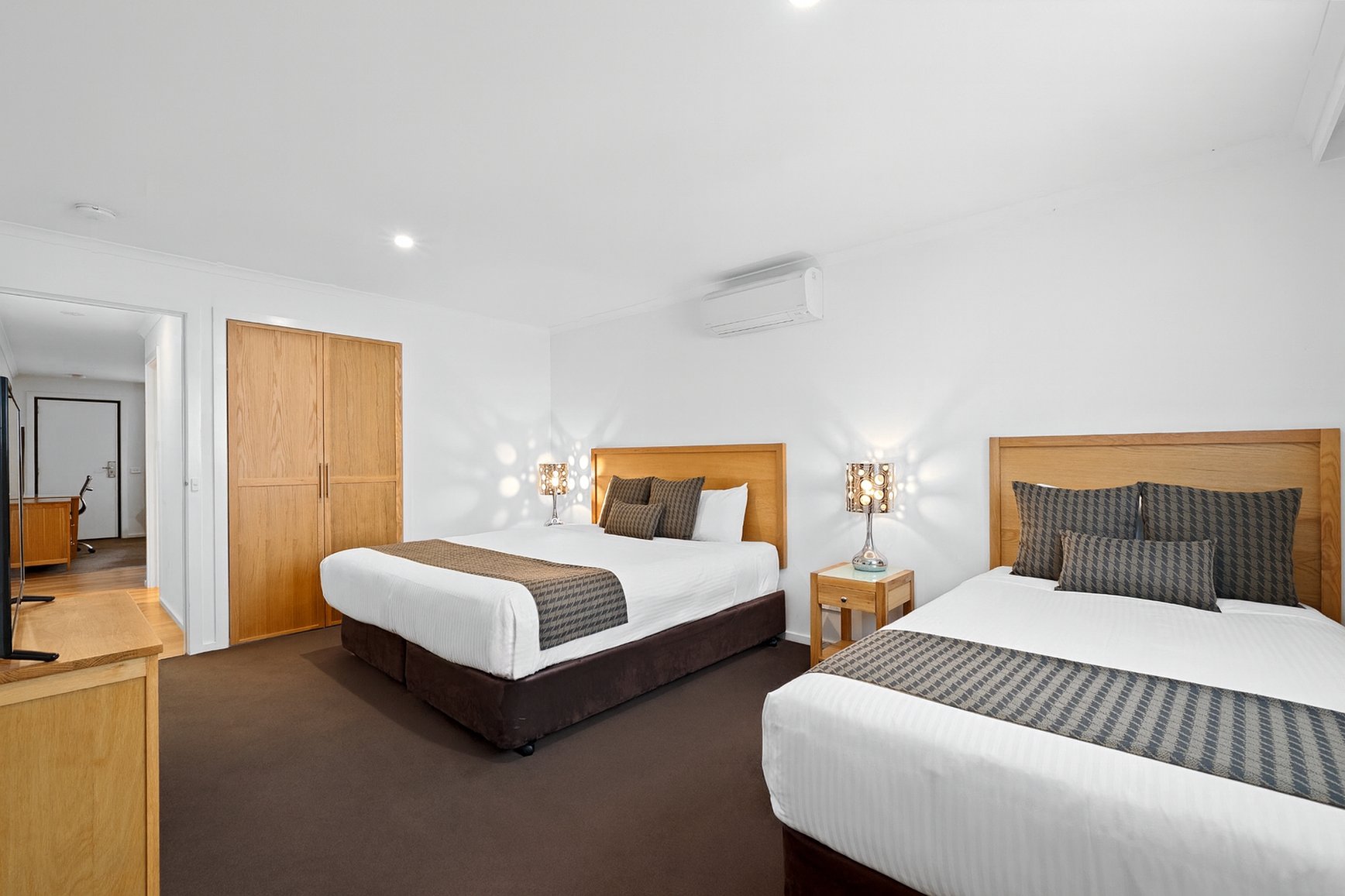 New Crossing Place Motel 12/43