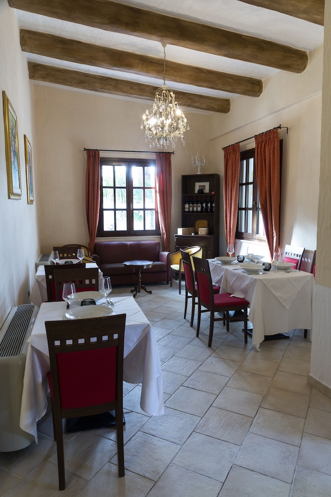 IS BENAS COUNTRY LODGE 48/63
