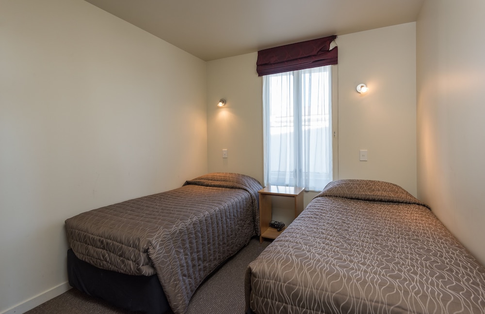 Parkside Motel 14/75