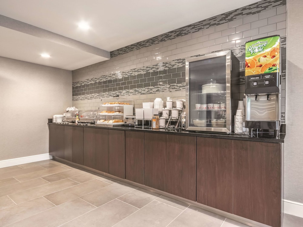 La Quinta Inn & Suites by Wyndham Hartford - Bradley Airport 12/47