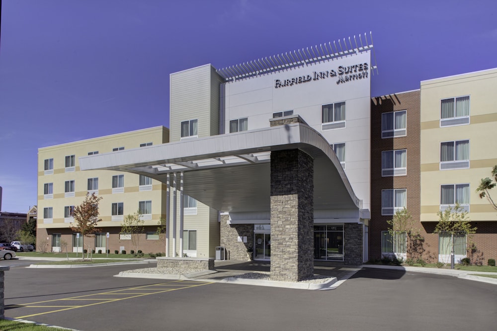 FAIRFIELD INN & SUITES DETROIT CANTON 17/20