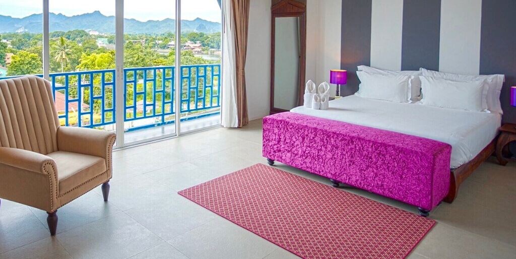 Deluxe, Studio, King Bed, Bath and Shower