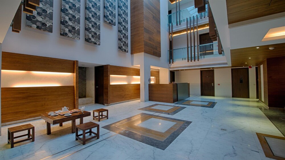 Stately Suites, Golf Course Road 5/58
