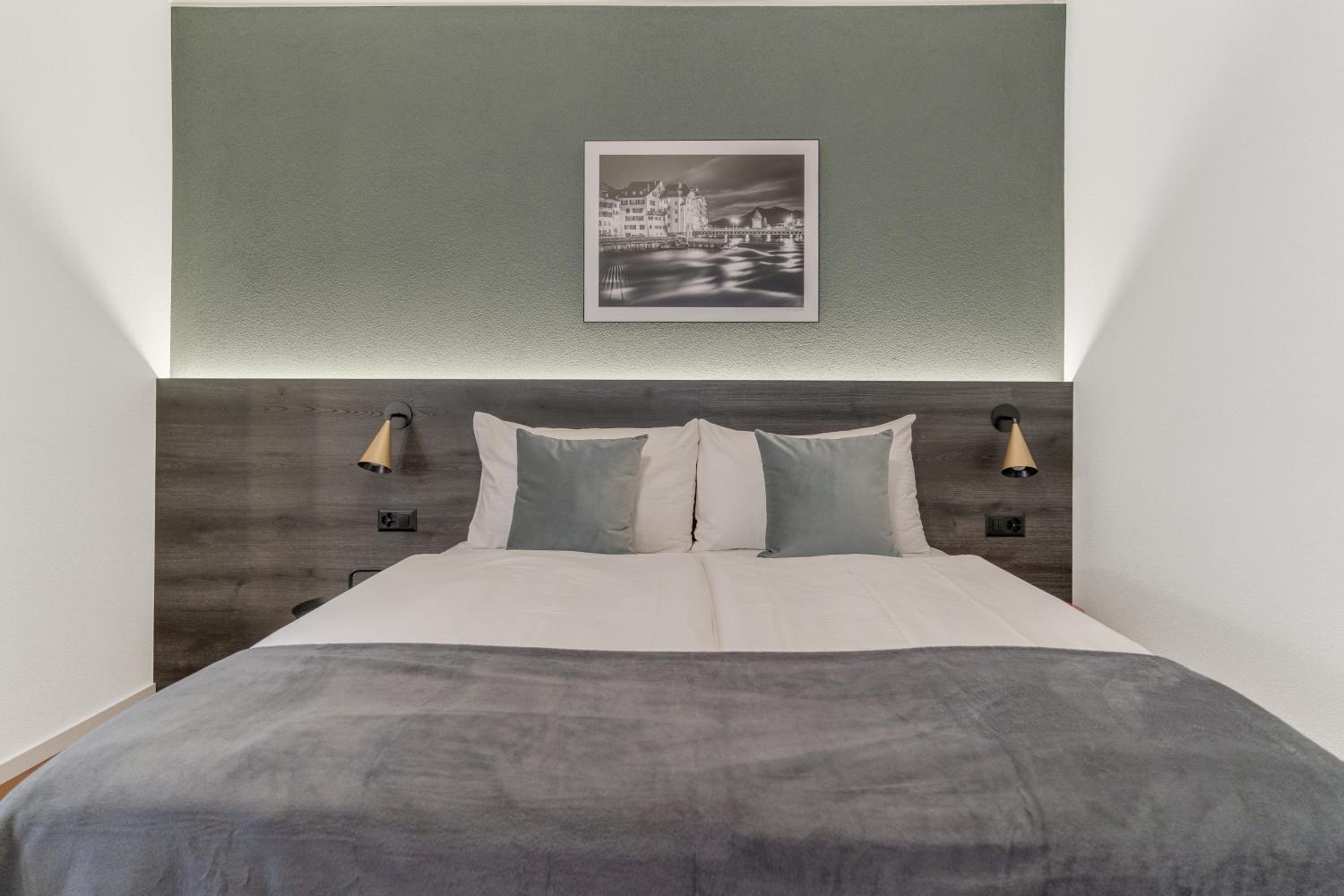Comfort, King Bed, Courtyard Side View