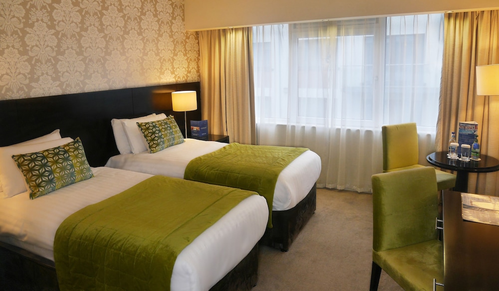 ROOM, TWIN BEDS