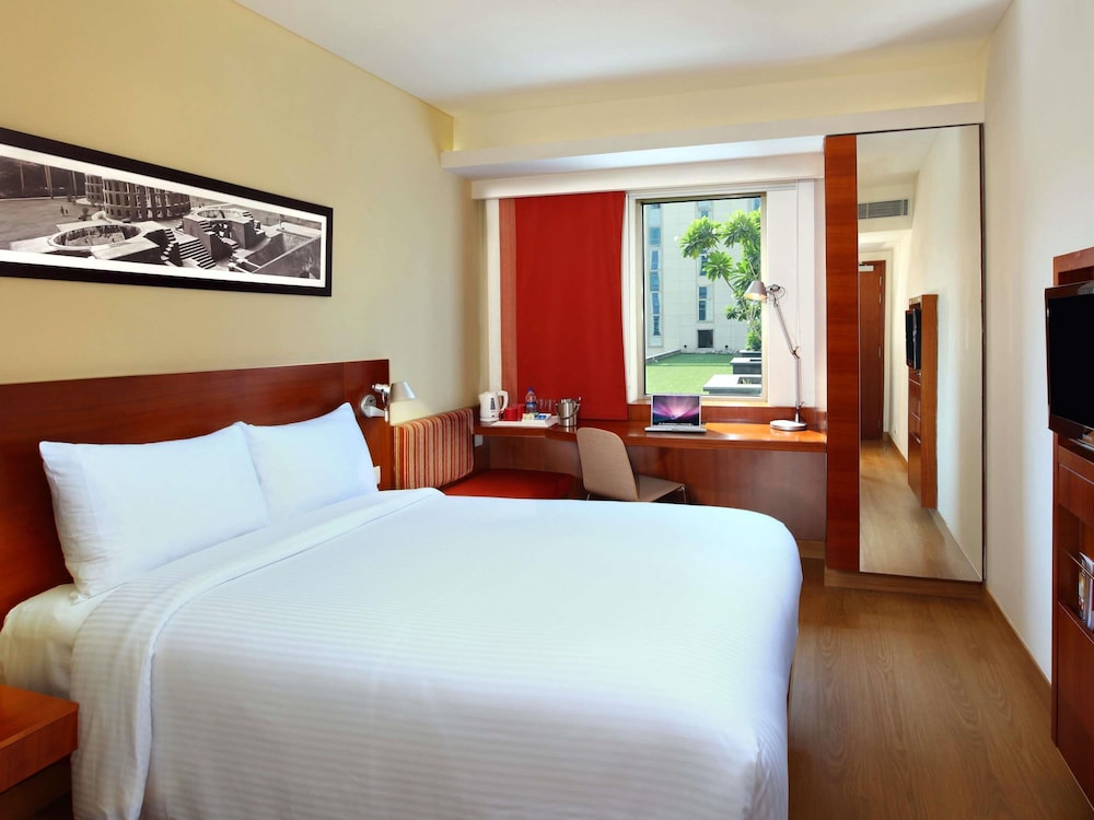 SUPERIOR, QUEEN BED, CITY VIEW, HIGH FLOOR