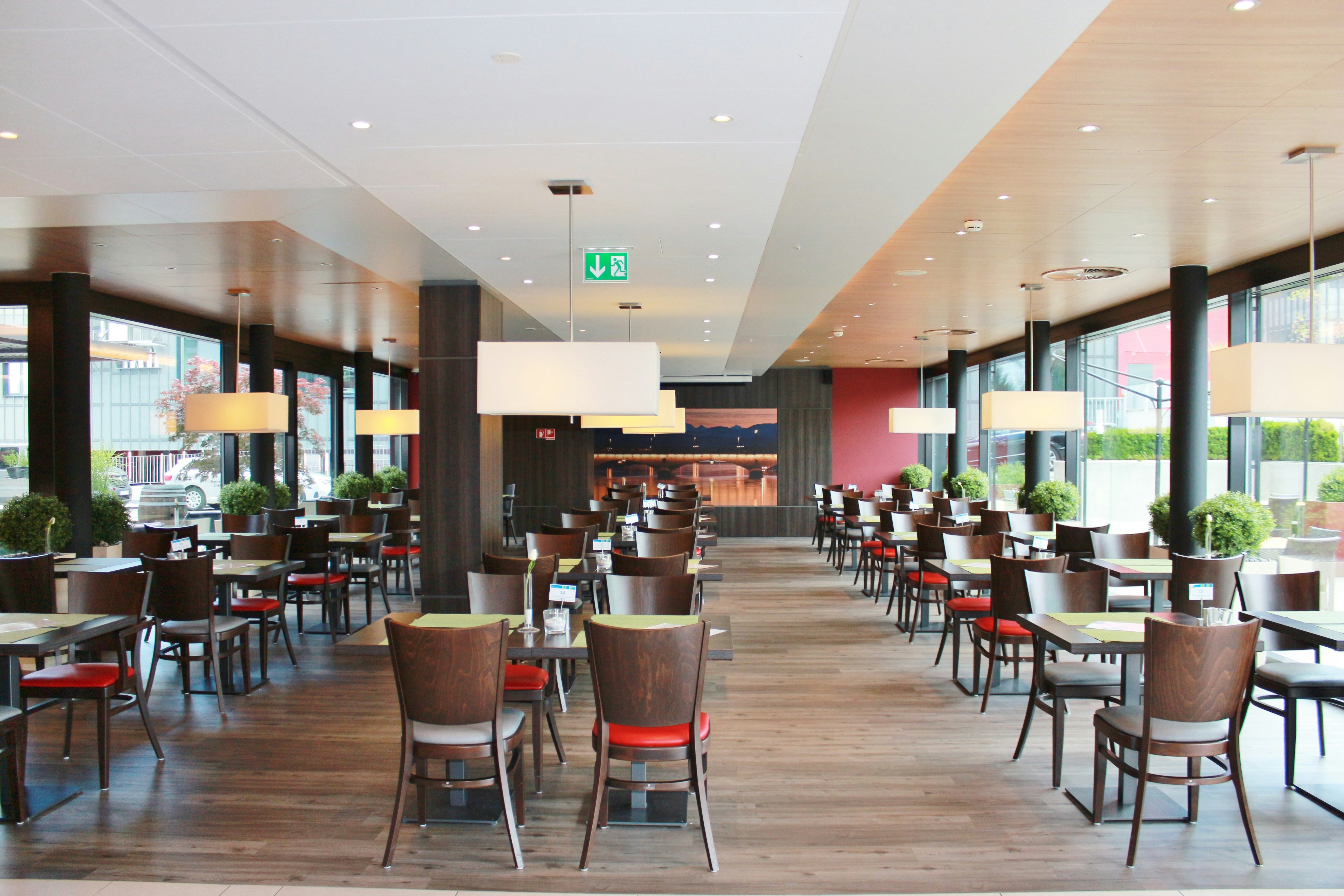 HOLIDAY INN EXPRESS ZURICH AIRPORT 61/80