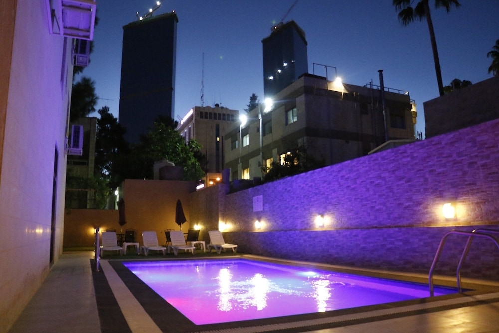 ALMOND HOTEL APARTMENTS 3/53