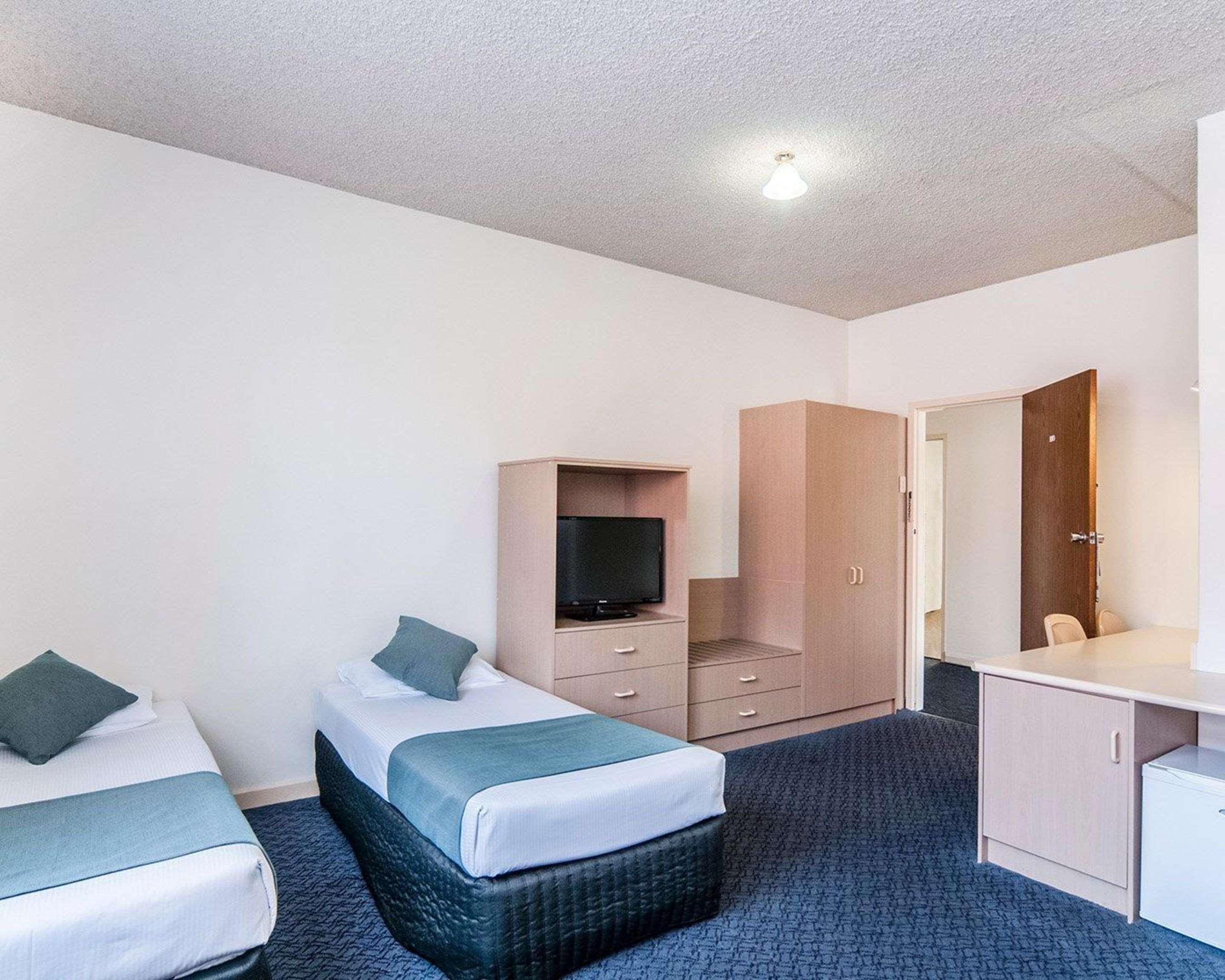 ROOM, 3 BEDS, QUEEN BED