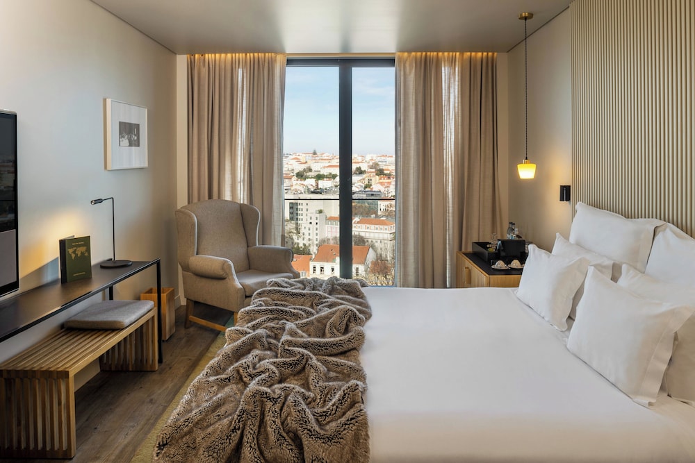 Superior, Queen Bed, City View
